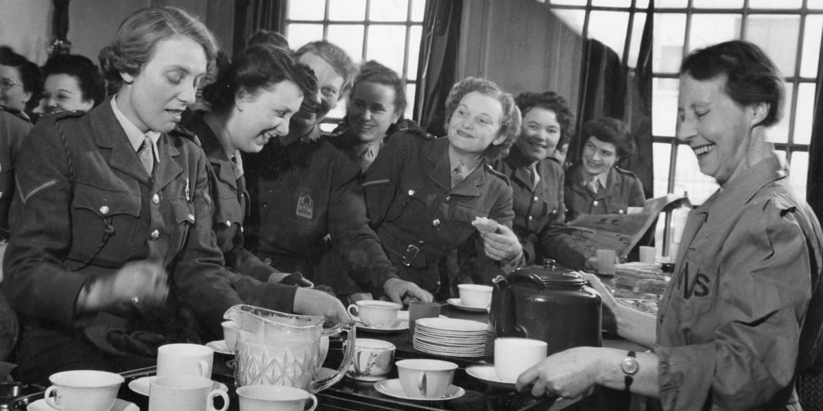 WRVSA&HC/WRVS/HQ/P/SWH/CHST005 - WVS serve tea Chester House Club, London 1939-1945